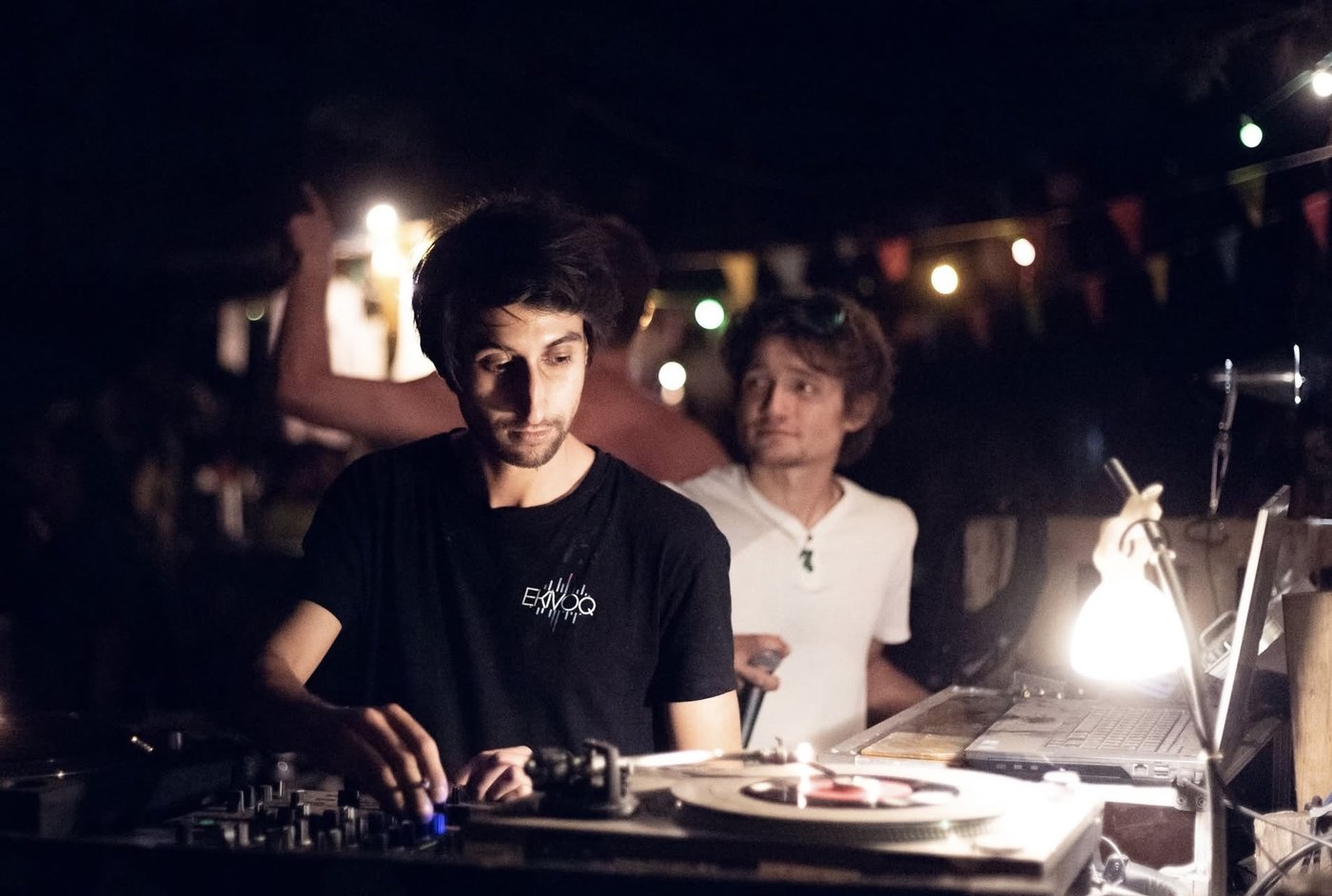 Le DJ aux platines, nuit de bal jamaïcain