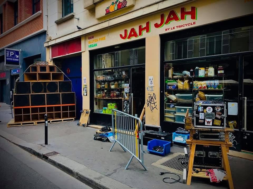 Le sound system Roots Inity en cours d'installation dans la rue